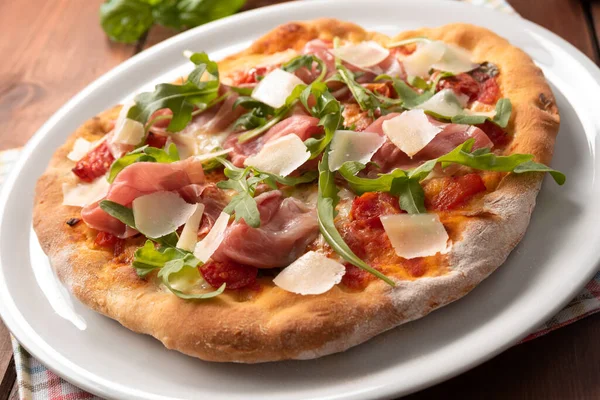 Delicious Italian Pizza Prosciutto Grana Rocket Tomato Sauce — Stock Photo, Image