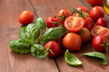 Tahta masada taze kirazlı domates ve fesleğen. 