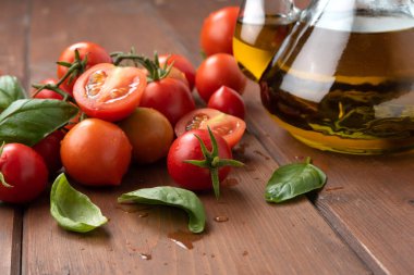 Tahta masada taze kirazlı domates ve fesleğen. 