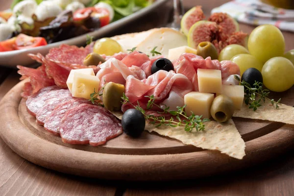 Plateau Avec Charcuterie Italienne Délicieuse Fromage Fruits Frais — Photo