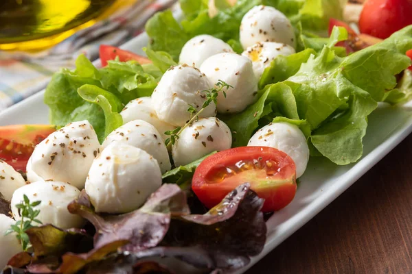 Prato Deliciosa Salada Fresca Com Mussarela — Fotografia de Stock