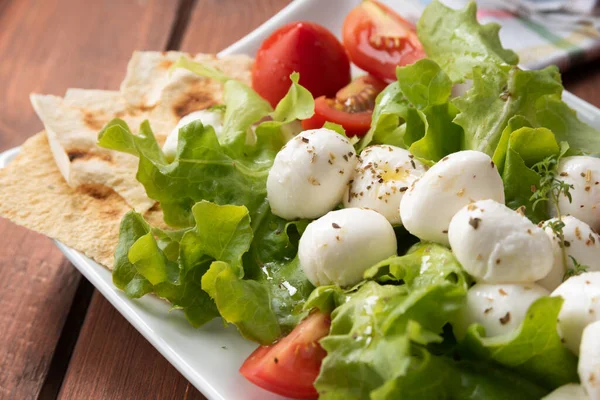 Tallrik Med Läcker Färsk Sallad Med Mozzarella — Stockfoto