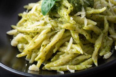Pesto soslu lezzetli trofie makarna tabağı, İtalyan mutfağı. 