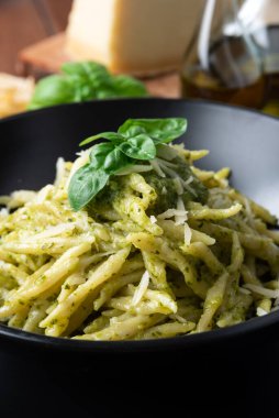 Pesto soslu lezzetli trofie makarna tabağı, İtalyan mutfağı. 