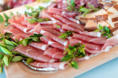 Bir tepsi lezzetli İtalyan jambonu ve pekorino. 