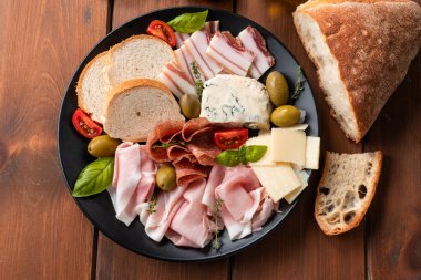 Bir tabak İtalyan aperatifi, prosciutto, salam, guanciale, gorgonzola ve grana. 