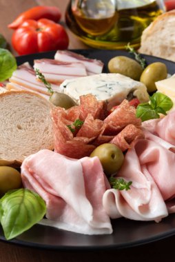 Bir tabak İtalyan aperatifi, prosciutto, salam, guanciale, gorgonzola ve grana. 