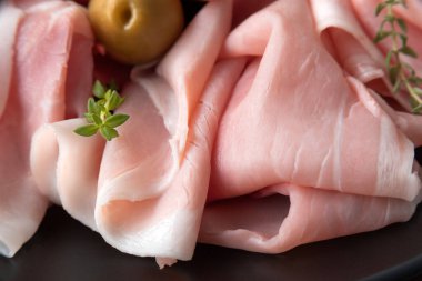 Dilimlenmiş jambon, tipik İtalyan domuz jambonu. 