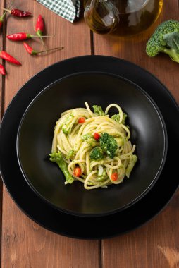 Brokoli ve biberli bir tabak lezzetli spagetti. 