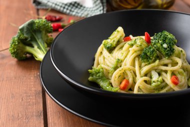 Brokoli ve biberli bir tabak lezzetli spagetti. 