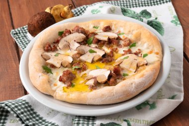Ev yapımı sosis ve mantarlı pizza. 