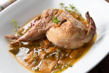 Sebze soslu lezzetli bıldırcın. 