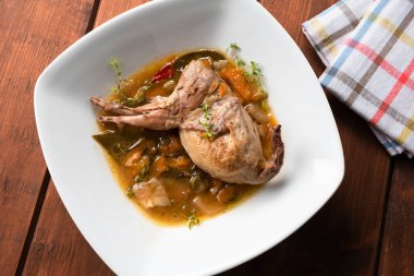 Sebze soslu lezzetli bıldırcın. 