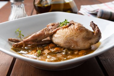 Sebze soslu lezzetli bıldırcın. 