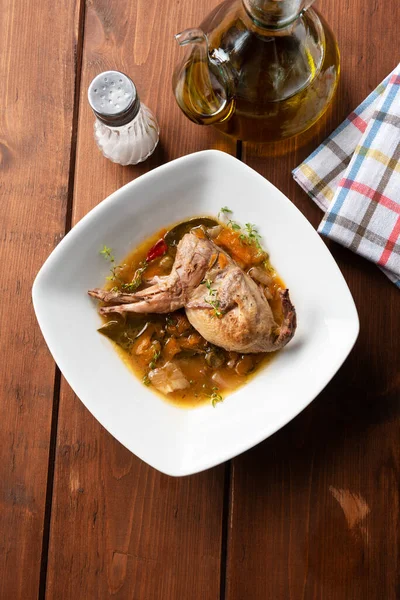 Deliciosa Codorniz Guisada Con Salsa Vegetal —  Fotos de Stock