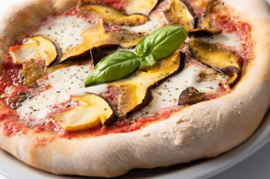 Porcini mantarlı lezzetli pizza.