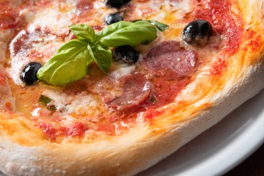 Lezzetli sosis ve zeytinli pizza.