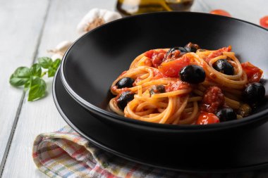 Bir tabak lezzetli makarna Puttanesca, tipik İtalyan yemeği. 