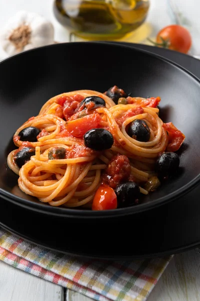 Тарелка Вкусной Пасты Путтанеска Типичная Итальянская Еда — стоковое фото