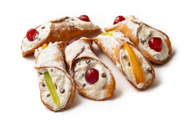 Beyaz arka planda izole edilmiş Sicilya cannoli seti geleneksel Sicilya tatlısı, İtalyan yemeği. 
