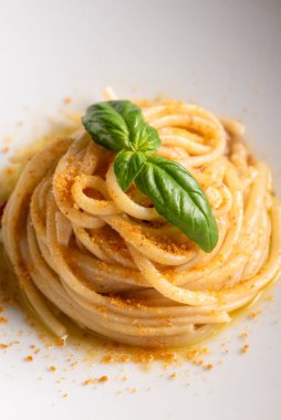 Fesleğen yapraklı makarna. 