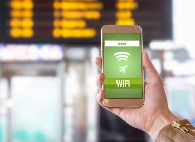 Havaalanı wifi. Ücretsiz kablosuz internet bağlantısı terminal. Örümcek ağı browsing ve uçuş önce online gidiş. Akıllı telefon elinde tutan kadın. Takvim ve zamanlama arka plan bulanık.