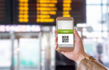 Bulanık arka planda Uçus tarifesi ile smartphone ekranında E-bilet. Online Bilet satın almak--dan enterne. Evrensel toplu taşıma aracı terminal. Otobüs, tren, metro, metro ya da underground station