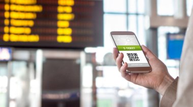 Online Bilet satın almak--dan enterne. Arka plan bulanık zamanlamada ile hareket eden telefon ekranında E-bilet. Evrensel toplu taşıma aracı terminal. Otobüs, tren, metro, metro ya da underground station