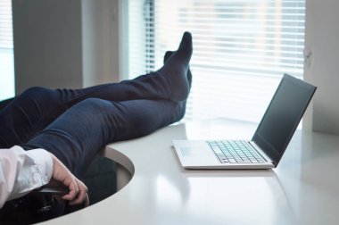 Tembel ofis çalışanı ile ayak ve çorap masada. Hiçbir şey yapmadan veya iş istasyonu iş mola işe yaramaz ve rahatlatıcı bir adam. İş sırasında günü istirahat iş adamı. Tembellik ve kavram rahatla.