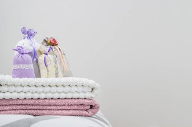 Kokulu poşet yatakta ücretsiz boş boş kopya alanı ile iki havlu ayarlayın. Dekorasyon ve iç tasarım için arka plan şablon içeriği ile ilgili. Koku depolama çanta yatak odasında. Aromatik koku kavanozu.
