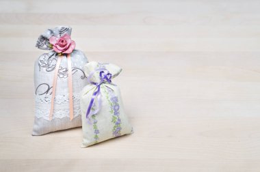 Ahşap tahta veya tablo üzerinde iki lavanta kokusu paketler. Kokulu torbalar kopya alanı ile ahşap üzerine. Taze ev için güzel kokulu çantalar. Dekorasyon, mobilya ve depolama öğeleri. Aromatik koku seti.