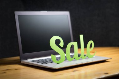 Online satış kampanyası reklam saklayın. Carboard kağıt mektuplar laptop. Internet alışveriş ve e-ticaret kavramı. Özel teklif fiyatları İnternet Mağazası. Ahşap masa üstünde bilgisayar. Karanlık ve bulanık arka plan.