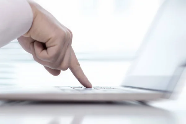 Único Dedo Pressionando Botão Teclado Laptop Com Fundo Embaçado Homem — Fotografia de Stock
