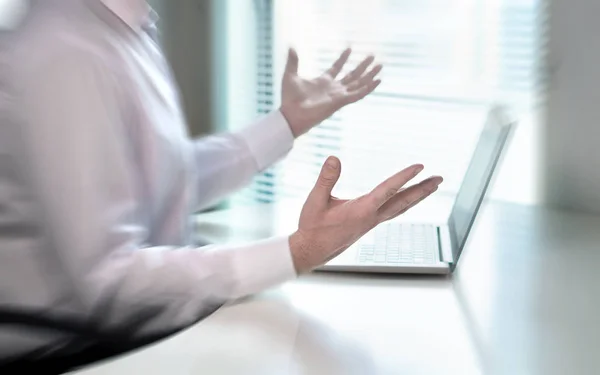 Homme Affaires Confus Stressé Étendant Les Mains Dans Bureau Savent — Photo