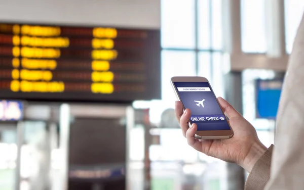 Онлайн Реєстрація Мобільним Телефоном Аеропорту Жінка Яка Перевіряє Політ Смартфоном — стокове фото