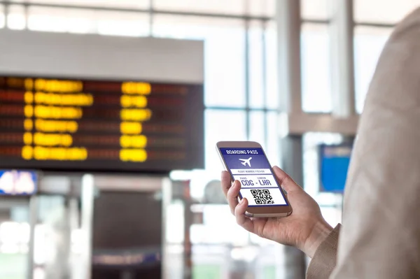 Посадковий Талон Смартфоні Жінка Тримає Телефон Аеропорту Мобільним Квитком Екрані — стокове фото