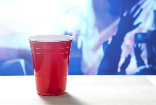 Roter Plastikbecher Auf Einem Tisch Nachtclub Voller Menschen Die Auf — Stockfoto
