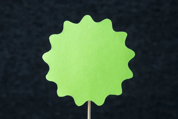从纸板上切开的绿色形状的圆木棍 用于圆形纸徽章 鼠疫或设计元素的模板 带有深灰色背景和空空白复制空间 工艺品横幅 — 图库照片