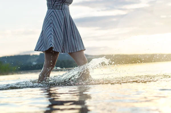 Jeune Femme Attirante Coucher Soleil Éclaboussures Eau Marchant Dans Lac — Photo