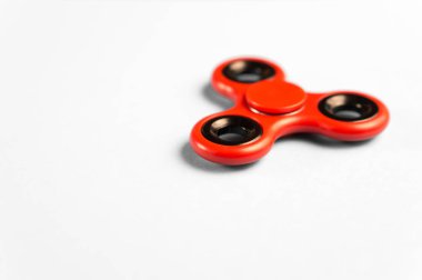 Kırmızı beyaz masada spinner kıpır