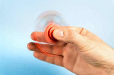 Spinner el ile mavi arka plan iplik kıpır