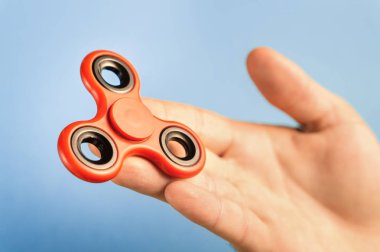 Spinner el ile mavi arka plan kıpır.