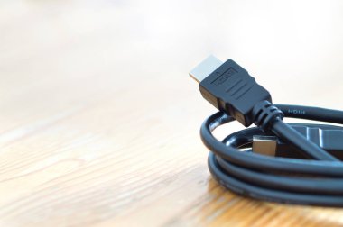 HDMI kablosu üzerinde ahşap masa evde. Kopya alanı.