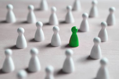 Bir farklı masa oyunu piyon. Bireysellik, bağımsızlık, liderlik ve benzersiz kavram. Öne çıkarın. Kutunun dışında düşünmek. Dare farklı olmak.