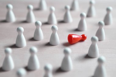 Irkçılık, zorbalık, sosyal dışlanma, depresyon ve yalnızlık kavramı. Bir sürü beyaz tahta oyunu piyonlar, biri kırmızı yan tarafında düşmüş.
