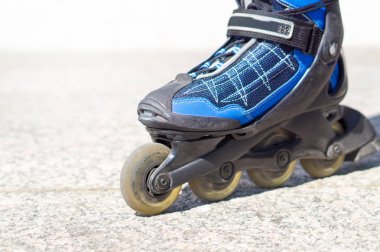 Paten için kapatın. Asfalt ve asfalt şehrin Rollerskates ve inline paten.