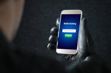 Mobil Bankacılık kesmek ve siber güvenlik kavramı. Hacker ve online kişi ceza giriş uygulama banka ve hesap smartphone ile para çalmak. Hırsız ile siyah deri eldiven.