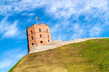 Vilnius, Litvanya Gediminas kulede (Gedimino). Parçalı bulutlu gökyüzü bir yaz gününde. Kentin ünlü turistik.