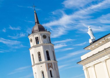 Vilnius, Litvanya katedral çan kulesi ve bell kulenin tepesine yakın çekim. Bir yaz gününde parti bulutlu gökyüzü.