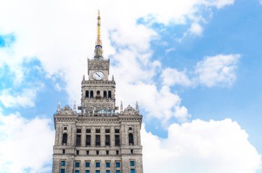 Kültür Sarayı ve bilim Varşova Polonya bir yaz gününde kısmen bulutlu gökyüzü karşı en yüksek üst.